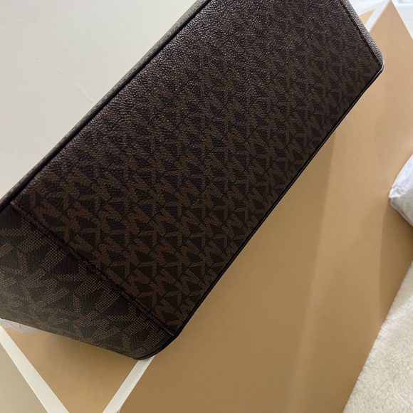 Michael Kors only bag no wallet( fixed price) - Picture 6 of 8